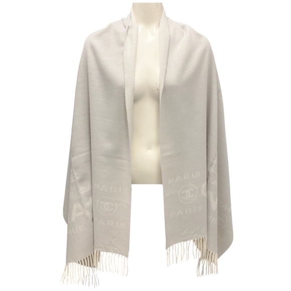 CHANEL GREY / IVORY 31 RUE CAMBON PARIS FRINGED LARGE CASHMERE SCARF - Picture 3 of 8